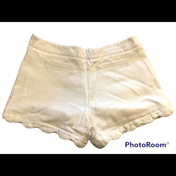 CYNTHIA CROWLEY WHITE SCALLOPED SHORTS SIZE 10 - Picture 2 of 6
